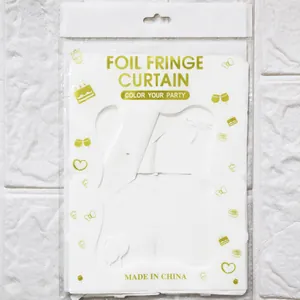 Détail du rideau à franges en emballage avec carte dorée pour décoration de fête