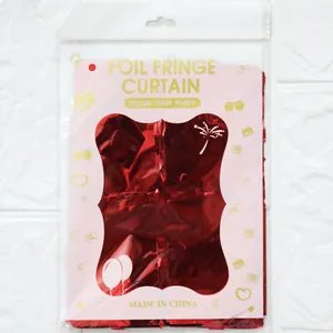 Rideau à franges rouge métallisé emballé pour décoration murale de fête festive