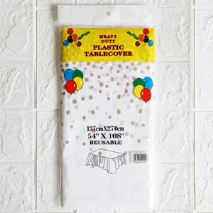 Detalle de mantel PE blanco con lunares dorados, decoración de fiesta resistente 137x274cm