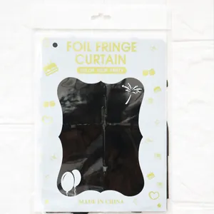 Détail du rideau à franges noir en aluminium dans son emballage de vente au détail