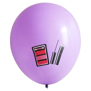 Detail eines lila Latexballons mit schwarz aufgedruckten Kosmetik- und Make-up-Mustern