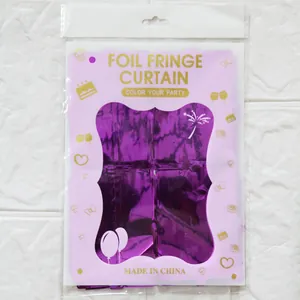Détail du rideau à franges en aluminium violet emballé pour décor de fond de fête
