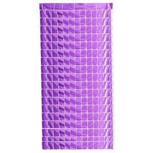 Détail de mur de paillettes carrées violettes métallisées pour décoration de fond de fête