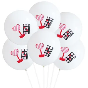 Nahaufnahme weißer Luftballons mit bunten Lippenstift- und Lidschatten-Cartoon-Motiven