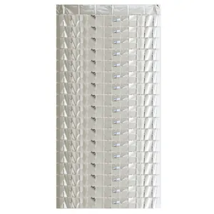 Détail du rideau de pluie argenté carré avec des paillettes métalliques réfléchissantes