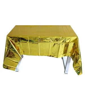 Glanzend roségouden PET wegwerptafelkleed voor feestdecoratie op een witte tafel
