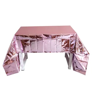 Detail van roségouden metallic PET-tafelkleed met reflecterend oppervlak voor feestjes