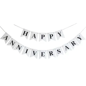 Elegante pancarta blanca de cola de pez con letras negras Happy Anniversary para fiestas