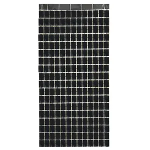 Gros plan de panneaux de paillettes noires brillantes pour décoration murale de fête