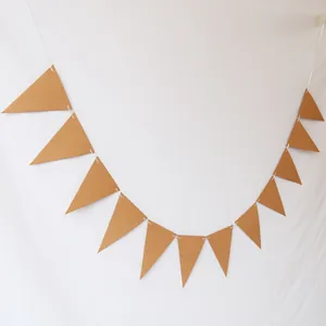 Détail de fanions triangulaires en papier kraft naturel avec ficelle pour décoration de fête