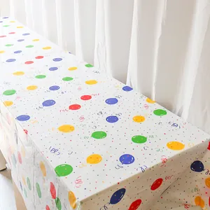 Detalle de mantel grueso de PEVA con globos de colores y confeti para fiestas infantiles