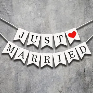 Pancarta Just Married con corazón rojo en cartulina blanca para bodas
