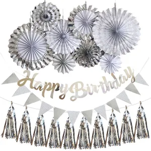 Dettaglio decorazione di compleanno argento con ventagli di carta e nappe lucide