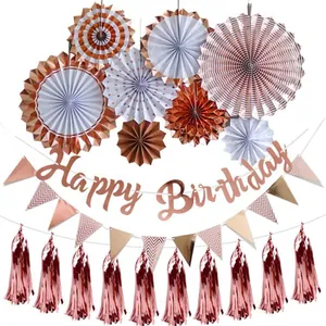 Set decorazioni compleanno oro rosa con ventagli di carta, banner e nappe su sfondo bianco