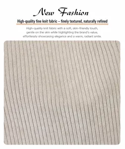 Dettaglio macro del tessuto in velluto a coste beige con morbide nervature verticali
