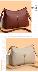 Detalle de bolsos de cuero burdeos y beige con elegantes colgantes de hoja plateada