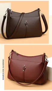 Detalle de bolsos de hombro para mujer con textura de lichi y adorno de hoja de metal
