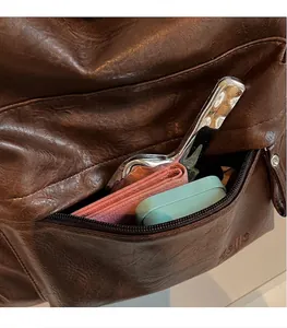 Détail de la poche zippée extérieure du sac à dos en cuir avec rangement quotidien