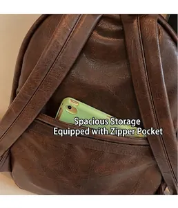Détail du sac à dos en cuir PU marron montrant sa poche arrière zippée antivol pratique