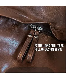 Détail macro du sac à dos en cuir marron rétro montrant la double fermeture éclair