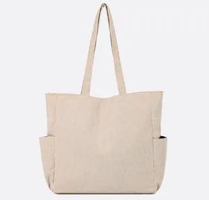 Vista posteriore della borsa tote in velluto a coste color crema con texture a coste