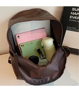 Compartiment intérieur spacieux du sac à dos en cuir vintage avec rangement laptop