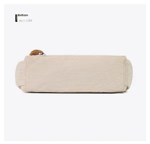 Vista dettagliata del fondo della borsa tote in velluto a coste beige con trama e base