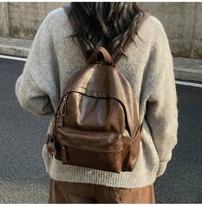 Vue arrière d'un sac à dos vintage en cuir PU marron foncé porté par un mannequin
