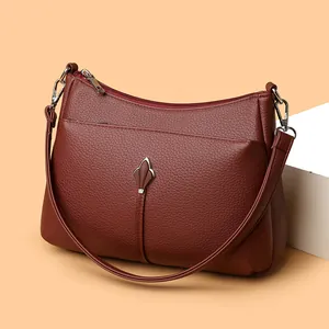 Elegante bolso bandolera de cuero rojo vino con textura de lichi y detalle metálico
