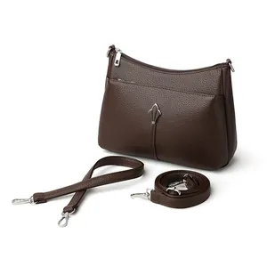 Bolso bandolera de piel granulada marrón con correas ajustables y detalles plateados