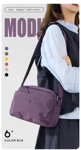 Detailansicht lila Nylontasche mit mehreren Reißverschlüssen und weichem Logo-Detail