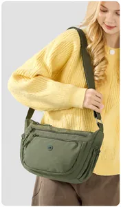 Detailansicht der olivgrünen Nylon-Umhängetasche mit vielen Fächern und breitem Gurt