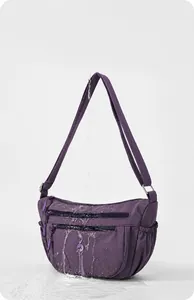 Wasserfestes Detail der lila Nylontasche mit Spritzschutz und Reißverschlusstaschen