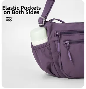 Detailansicht der lila Nylontasche mit elastischer Seitentasche und weißer Wasserflasche