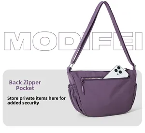Detail der violetten Nylon-Umhängetasche mit sicherer Anti-Diebstahl-Reißverschlusstasche