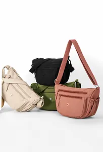 Details verschiedener Farben leichter Nylon-Umhängetaschen mit mehreren Taschen