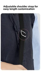 Detail des verstellbaren schwarzen Nylon-Schultergurts mit Silberschnalle an Tasche