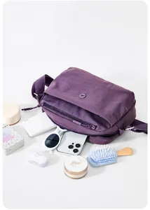Lila Nylon Umhängetasche mit viel Stauraum für Handy, Sonnenbrille und Kosmetikartikel