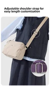 Details des verstellbaren breiten Schultergurts der beigen Nylon-Umhängetasche mit M-Logo