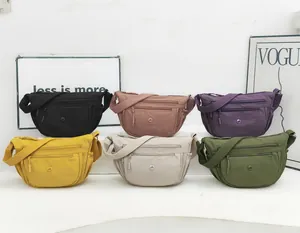 Vielseitige Nylon-Umhängetaschen in verschiedenen Farben auf einem weißen Podest