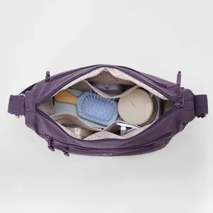 Lila Nylon-Umhängetasche in Faltenoptik mit mehreren Fächern und gepunktetem Futter