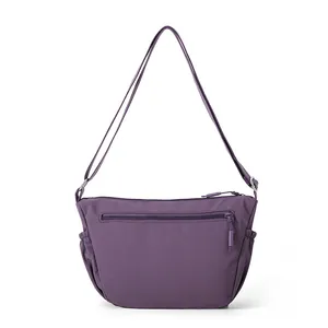 Leichte lila Nylon-Schultertasche im Dumpling-Stil mit vielen Fächern und Gurt