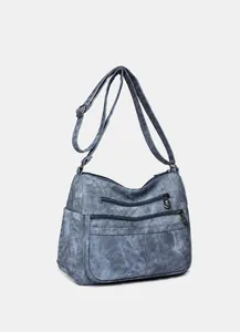 Détail du sac bandoulière vintage bleu marine avec fermetures éclair et sangle réglable