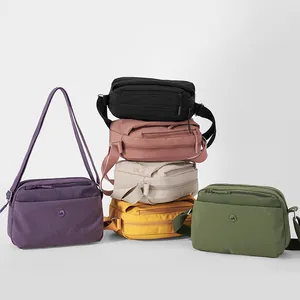 Vielseitige leichte Nylon-Umhängetaschen in mehreren Farben mit verstellbaren Trägern