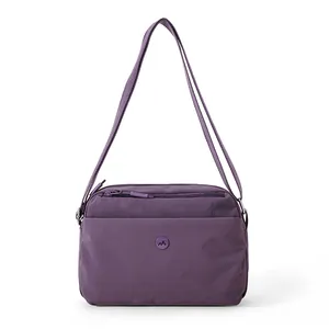 Minimalistische lila Umhängetasche aus Nylon mit Mehrfachtaschen und Berglogo