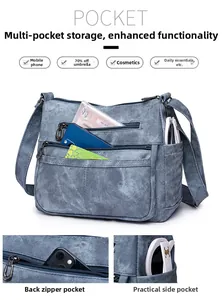 Sac bandoulière bleu style denim avec plusieurs poches pour un rangement pratique
