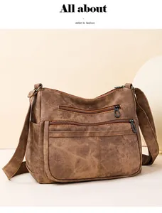 Détail du sac à bandoulière vintage en cuir marron avec plusieurs poches zippées