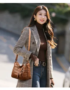 Stile street outdoor di una borsa a tracolla in pelle morbida marrone con cerniere multiple