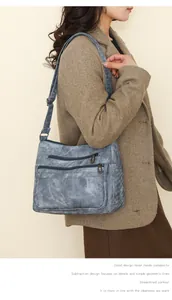 Détail du sac bandoulière bleu délavé à poches multiples avec bandoulière réglable