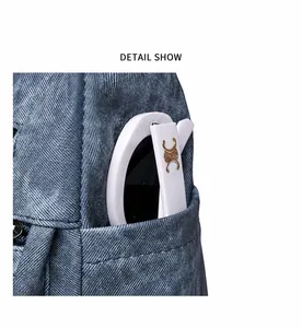 Détail de la poche latérale pratique sur un sac à bandoulière en denim bleu texturé